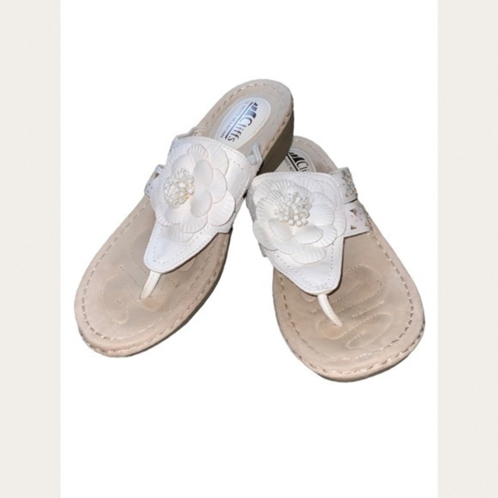 White Cliffs By White Mountain Cynthia Flower Rhinestone Thong Wedge Sandals 9.5